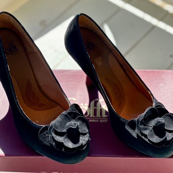 SOFFT Fiorella Black Suede Floral Applique Round Toe Slip On Pump Heels Size 9 - Picture 2 of 8